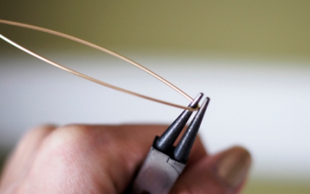 Bước 1: Gấp đôi sợi dây đồng thành hình chữ U tại điểm giữa dây.