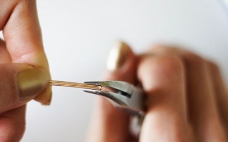 Bước 2: Dùng kìm bóp chặt để dây đồng thẳng ra.