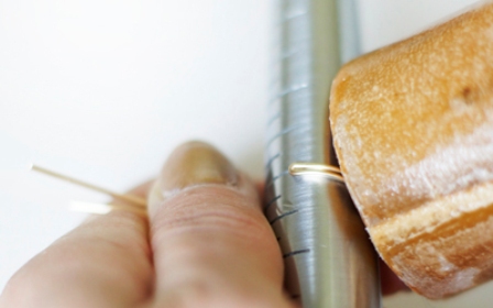 Bước 4: Dùng bứa gõ nhẹ đều quanh sợi đồng để tạo độ cứng.