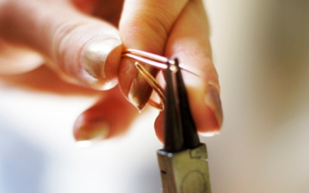 Bước 5: Dùng kìm bẻ cong 2 đầu sợi đồng để tạo thành họa tiết cho chiếc nhẫn.