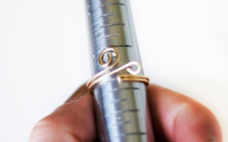 Bước 6: Cuối cùng, lồng nhẫn vào ống tròn và gõ nhẹ xung quanh toàn bộ chiếc nhẫn sao cho chiếc nhẫn có độ cứng đều và vừa mắt.