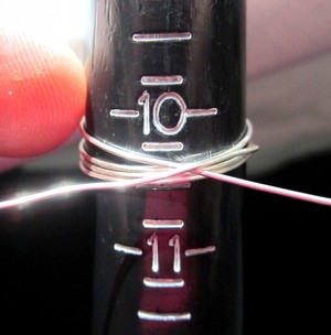 Bước 1: Quấn sợi kẽm quanh ống trụ 3 – 4 vòng tùy ý thích. Lưu ý quấn chắc tay và chỉnh sao cho các vòng dây sát vào nhau.