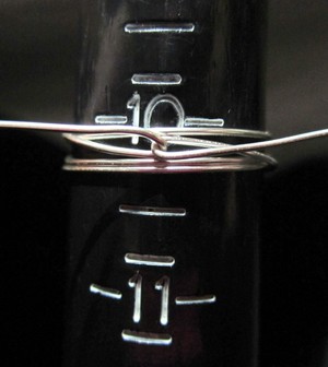 Bước 2: Xoắn 2 đầu dây kẽm với nhau.