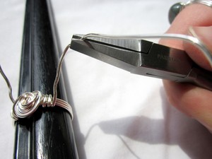 Bước 6: Lặp lại các bước 4, 5 đến khi bạn có được 3 vòng dây quấn quanh nhẫn.