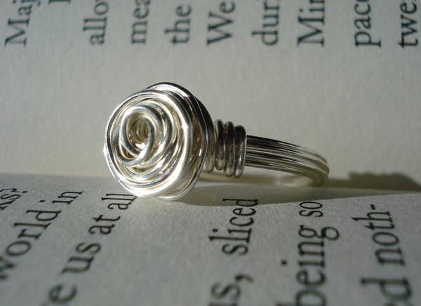 Hoàn thành chiếc nhẫn bằng dây kẽm cực kỳ độc đáo và tuyệt đẹp.