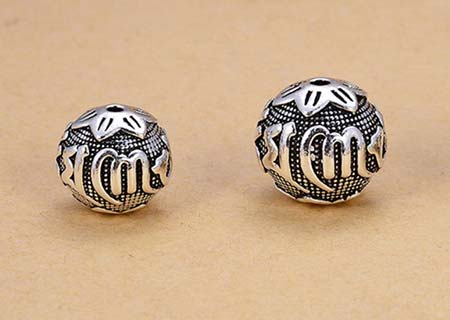 Mẫu charm bạc có khắc tiếng Phạn