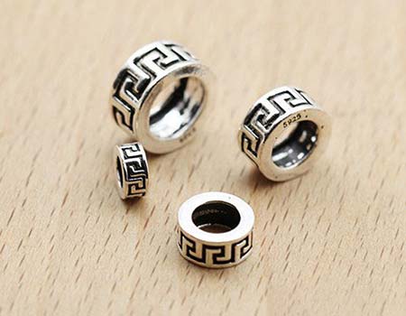 Mẫu charm bạc chữ Vạn cách điệu